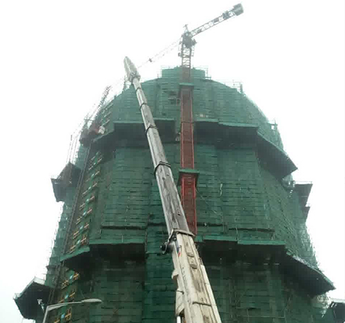仙桃吊车在工地上作业